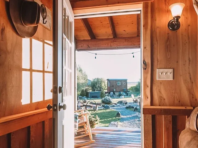 Superhost Ashley’s cabin was built to look like a Wild West saloon, minus the spittoon