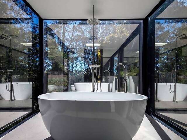 Only two hours from Sydney, this tiny house is hidden amid thick bushland on the edge of the Cambewarra Range Nature Reserve