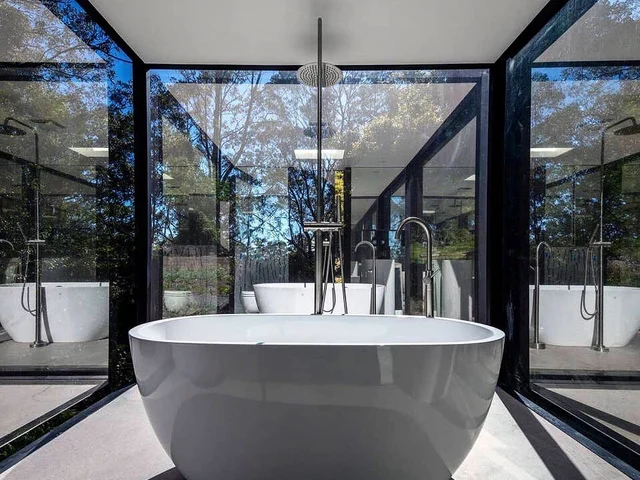 Only two hours from Sydney, this tiny house is hidden amid thick bushland on the edge of the Cambewarra Range Nature Reserve