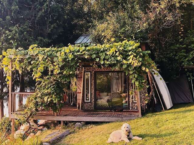 Overlooking the calm, protected waters of the Sechelt Inlet, Superhost Ivana’s house comes with all kinds of watercraft, from pad