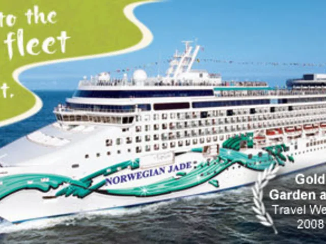 8-DAY GREEK ISLES FROM VCE BUNDLE (AIR, HOTEL, TRANSFERS, CRUISE)