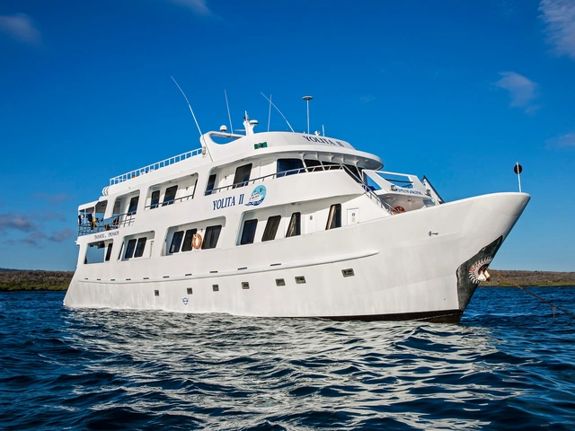 Galápagos — Central, South & East Islands aboard the Yolita