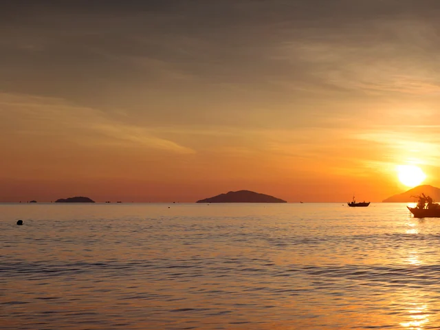 Vietnam: Roadtrip Hanoi to Ho Chi Minh City — Plus