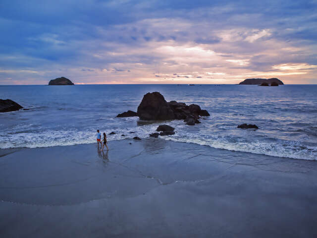 Costa Rica: Ocean Waves & Sunsets