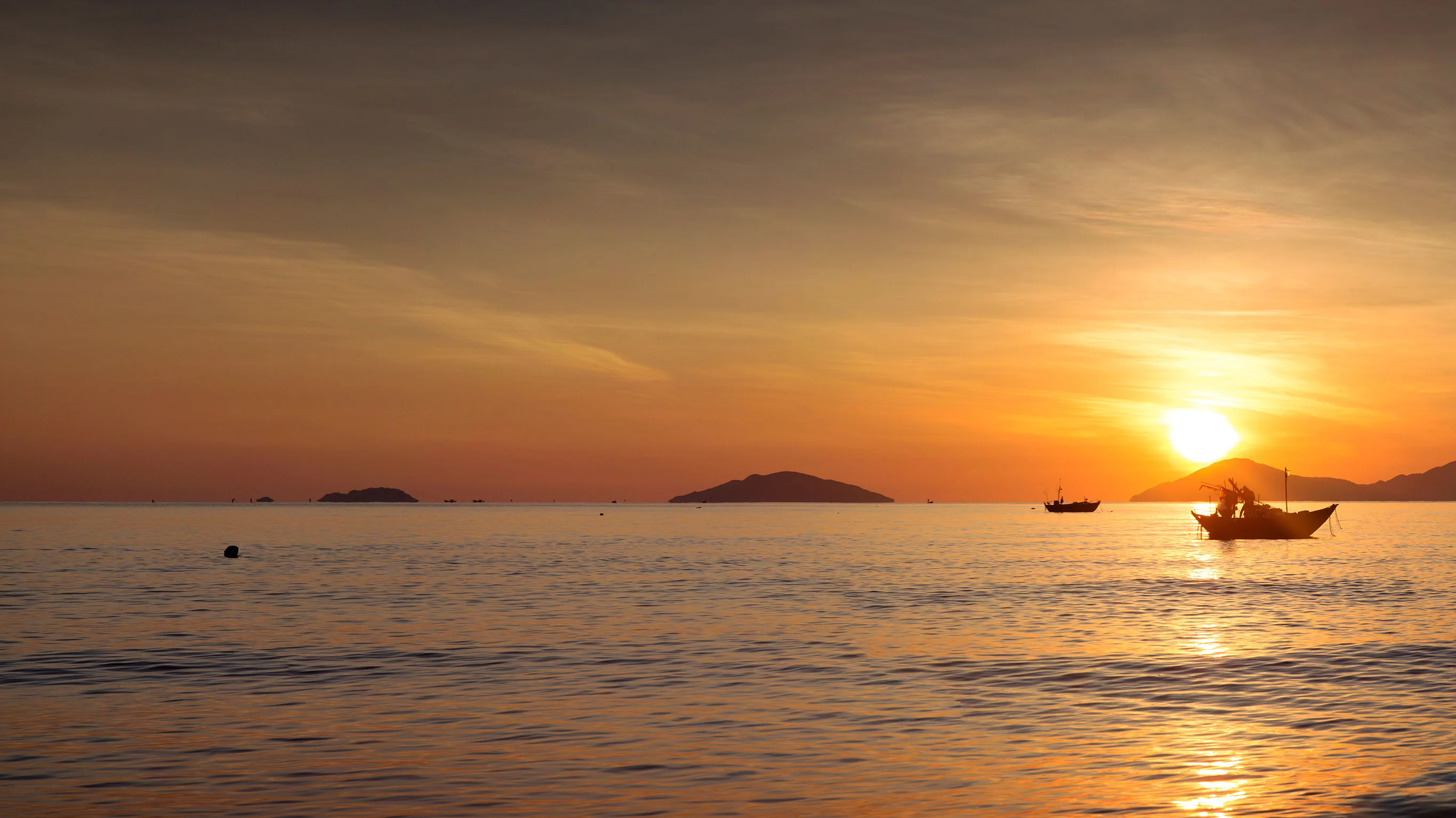 Vietnam: Roadtrip Hanoi to Ho Chi Minh City — Plus