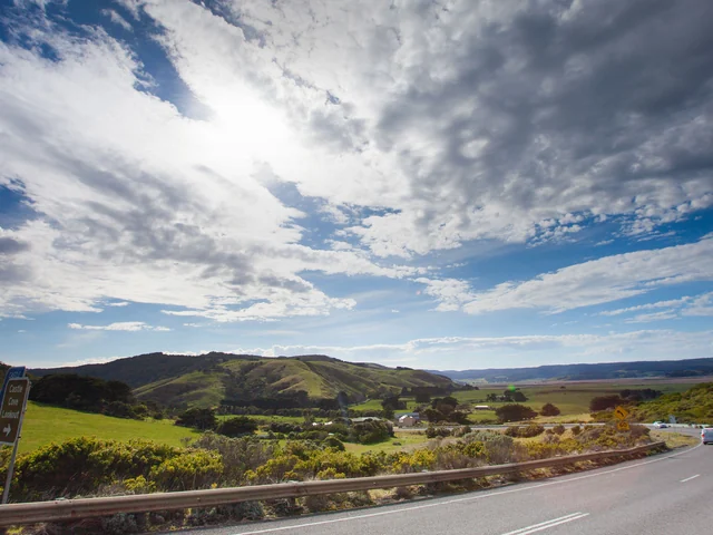Melbourne to the Red Centre: Rainforests & Mountain Ranges