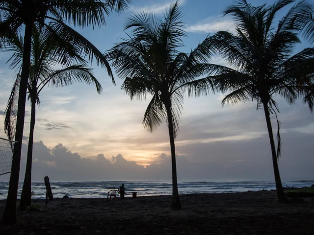 Costa Rica: Ocean Waves & Sunsets