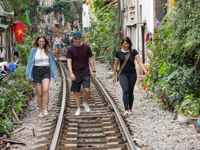 Hanoi Escape: Night Life, City Vibes & Bia Hoi Corner