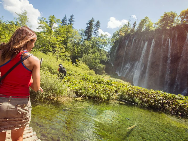 Croatia to the Greek Islands: Zagreb Nights & Santorini Views