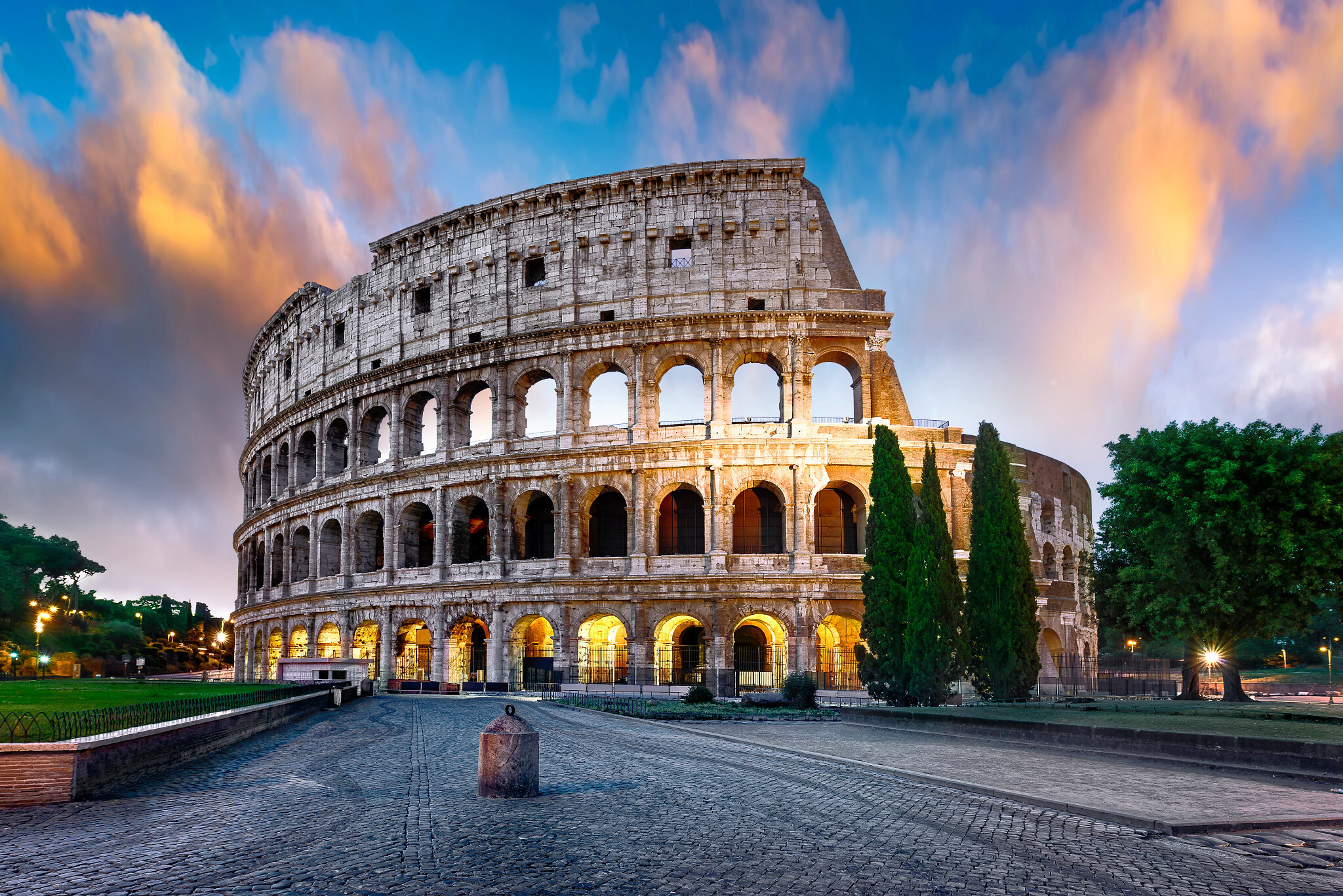 Colosseum-in-Rome-at-dusk%2C-Italy-632216514_3865x2580_1.jpeg