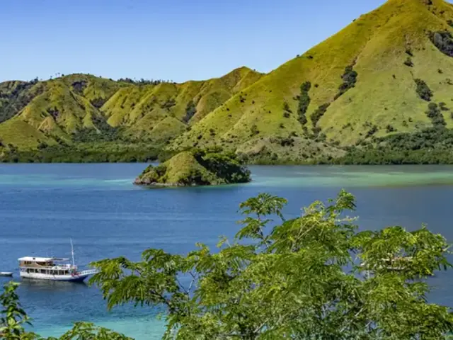 Epic Archipelago Adventure: Sumatra to Flores in 30 Days
