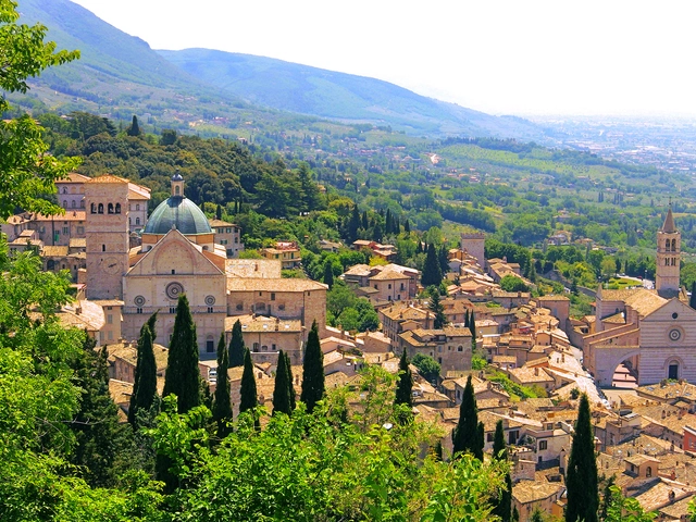 Tuscan & Umbrian Countryside featuring Italy's Charming Hill Towns