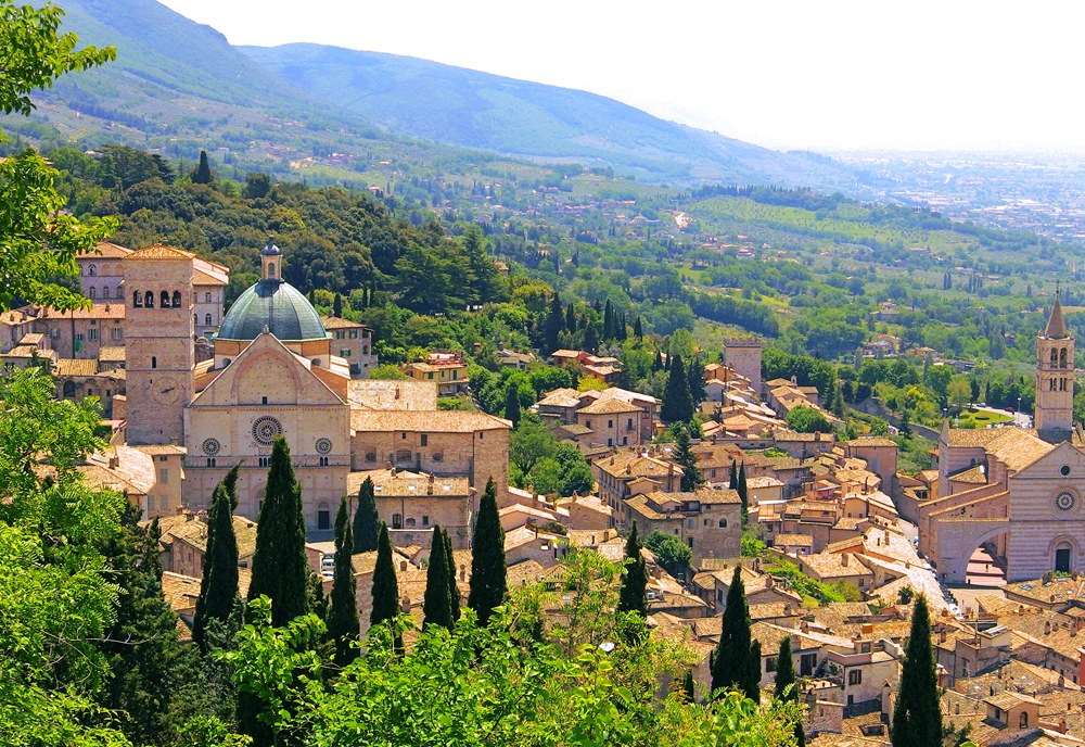 Tuscan & Umbrian Countryside featuring Italy's Charming Hill Towns