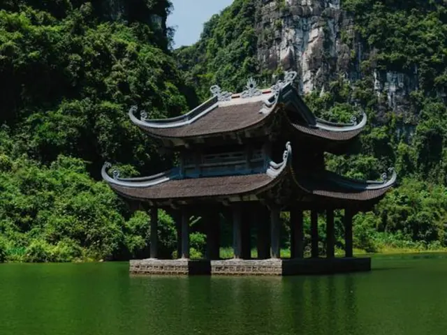 Signature: Vietnam from the Mekong Delta to Hanoi