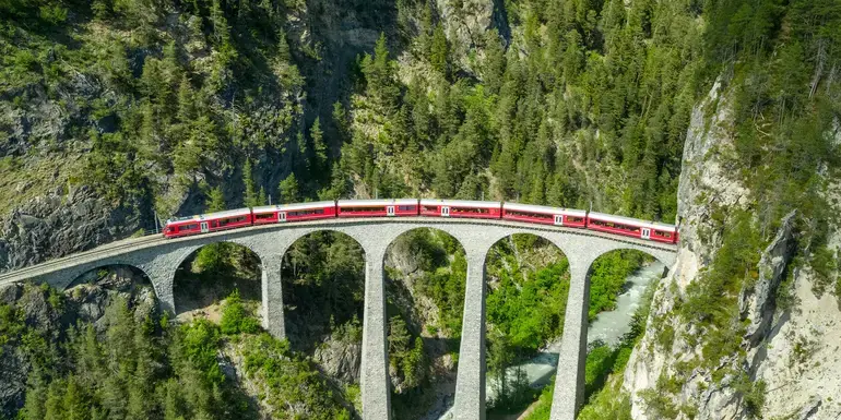 Signature: Iconic Trains of Swizterland & Italy's Lake District