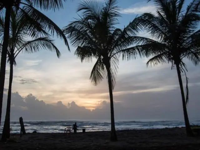 Costa Rica: Ocean Waves & Sunsets