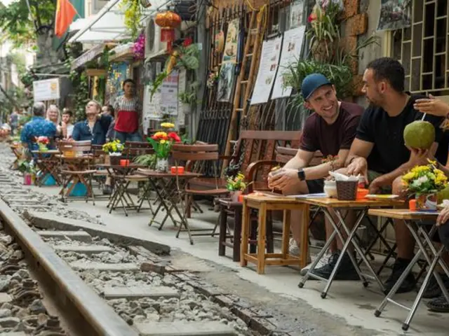 Vietnam, Laos & Thailand: Riversides & Railways