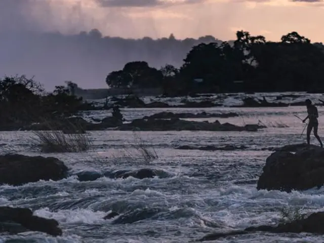 Southern Africa Northbound: Dunes, Deltas & Falls