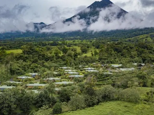 Volcano Trail: Waves & Local Ways