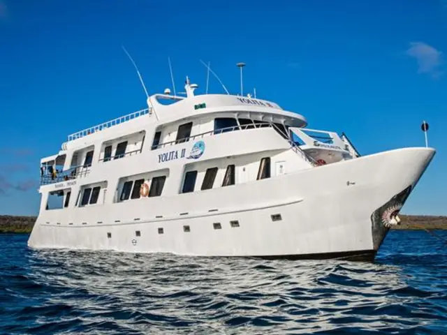 Galápagos — Central, South & East Islands aboard the Yolita