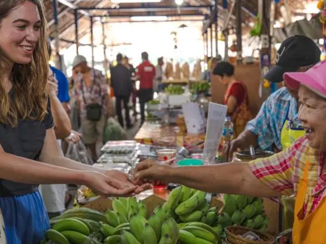 Bangkok Day Tour: Thai Foodie Tour and Cooking Class (half day)