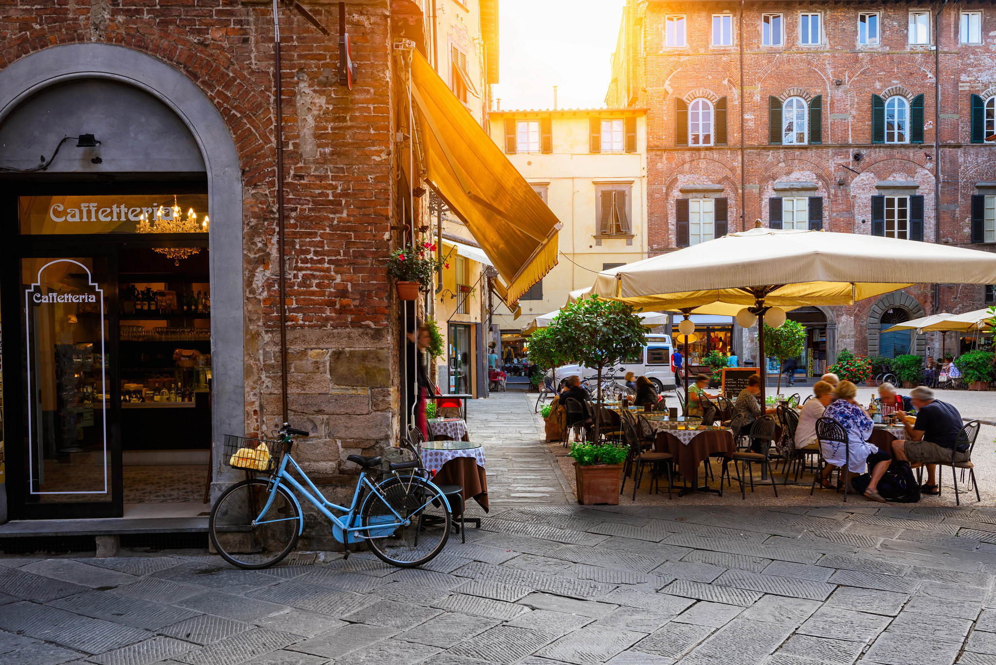 Lucca%2C%20Italy%20cafe-shutterstock_614352023.png