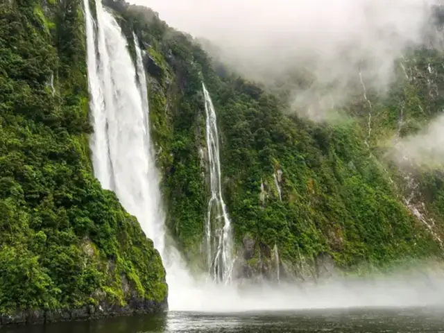 Signature: New Zealand, Milford Sound & Maori Culture