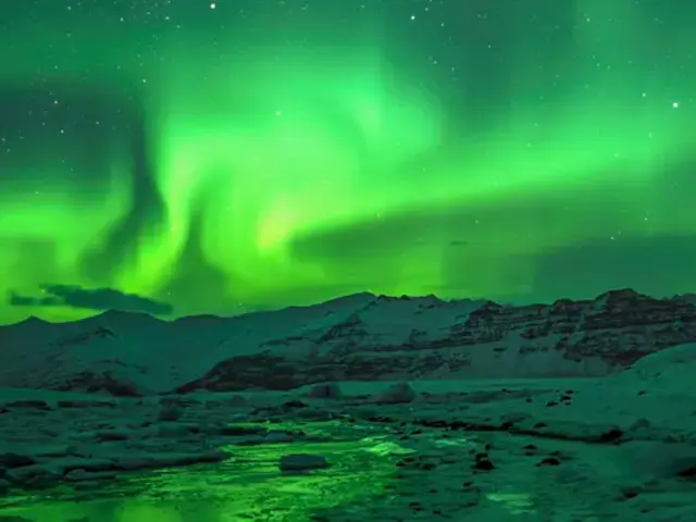 Signature: Iceland's Winterscapes, Golden Circle & Northern Lights